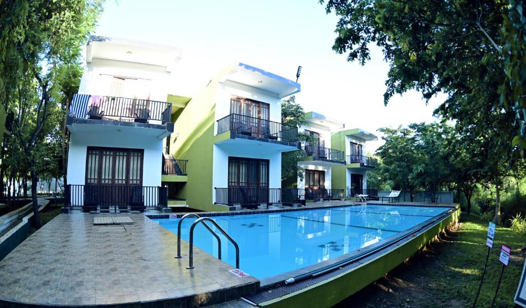 Bazén v ubytování Hotel Golden Ray nebo v jeho okolí