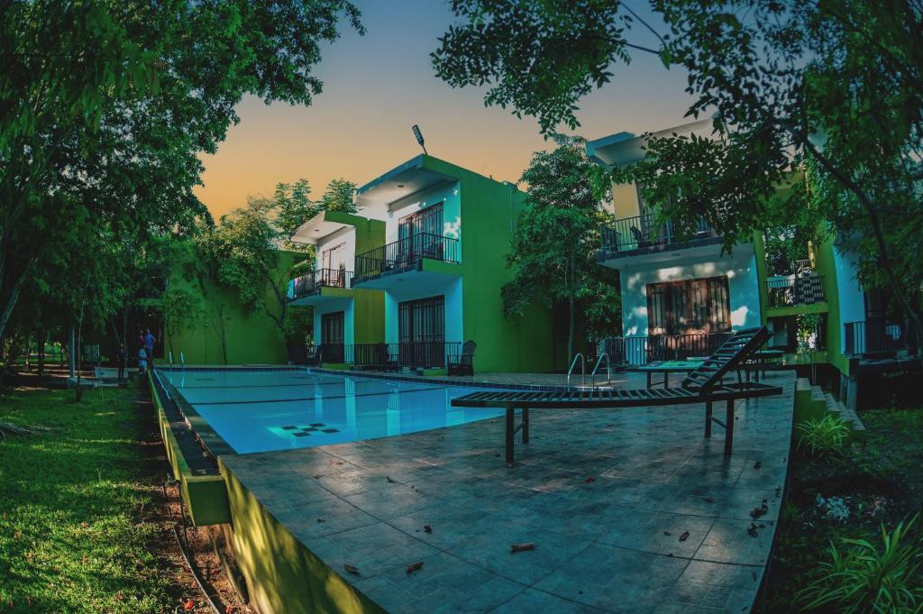 Bazén v ubytování Hotel Golden Ray nebo v jeho okolí