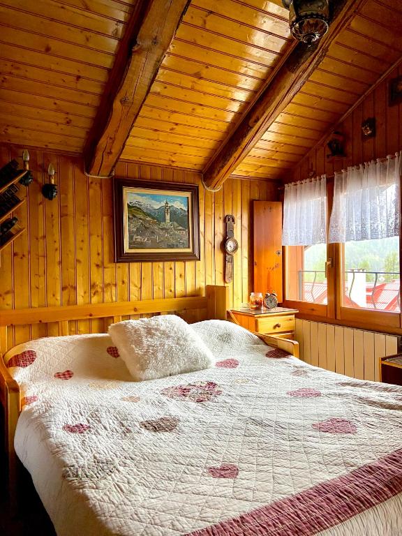 Postel nebo postele na pokoji v ubytování Stella Alpina, in Via Medail con vista incantevole sulle Alpi