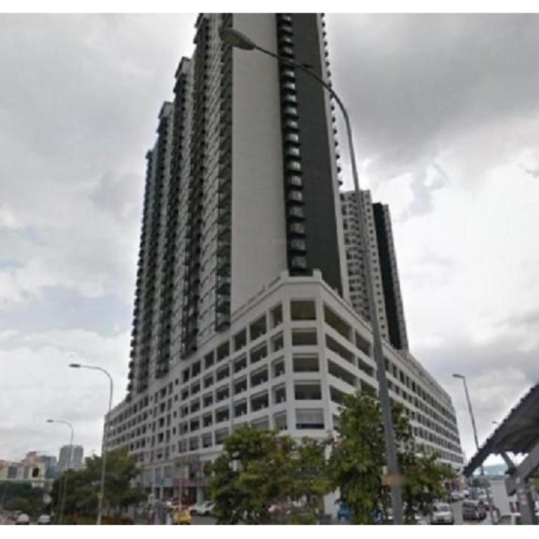 ein großes weißes Gebäude mit zwei hohen Gebäuden in der Unterkunft Cozy Homes Oug Bukit Jalil Kuchai Old Klang Road in Kuala Lumpur