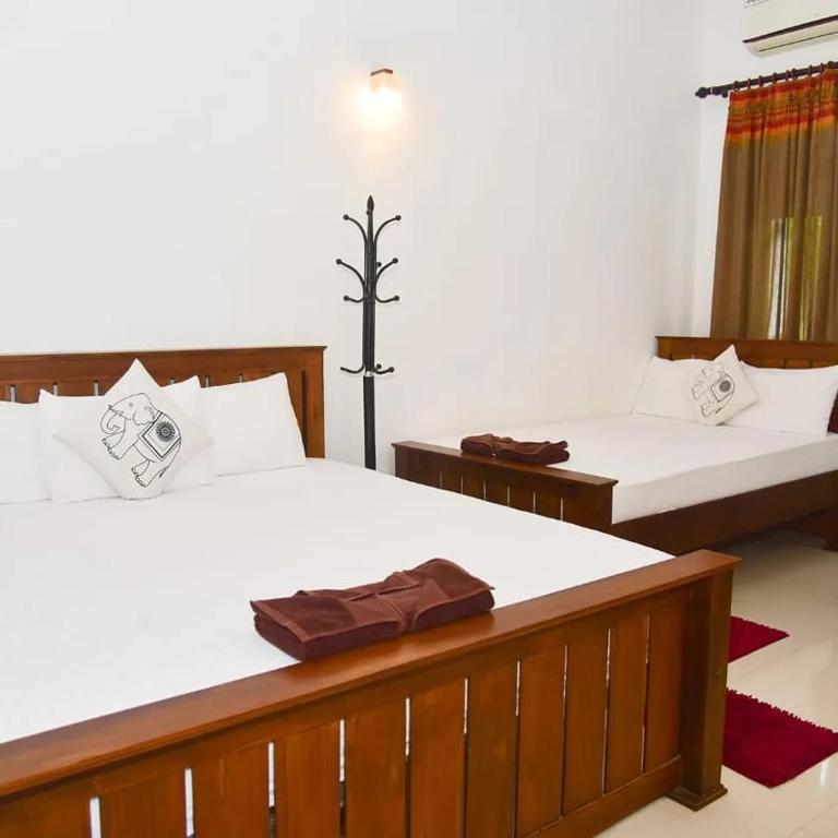 Postel nebo postele na pokoji v ubytování Harambathenna Resort Anuradhapura