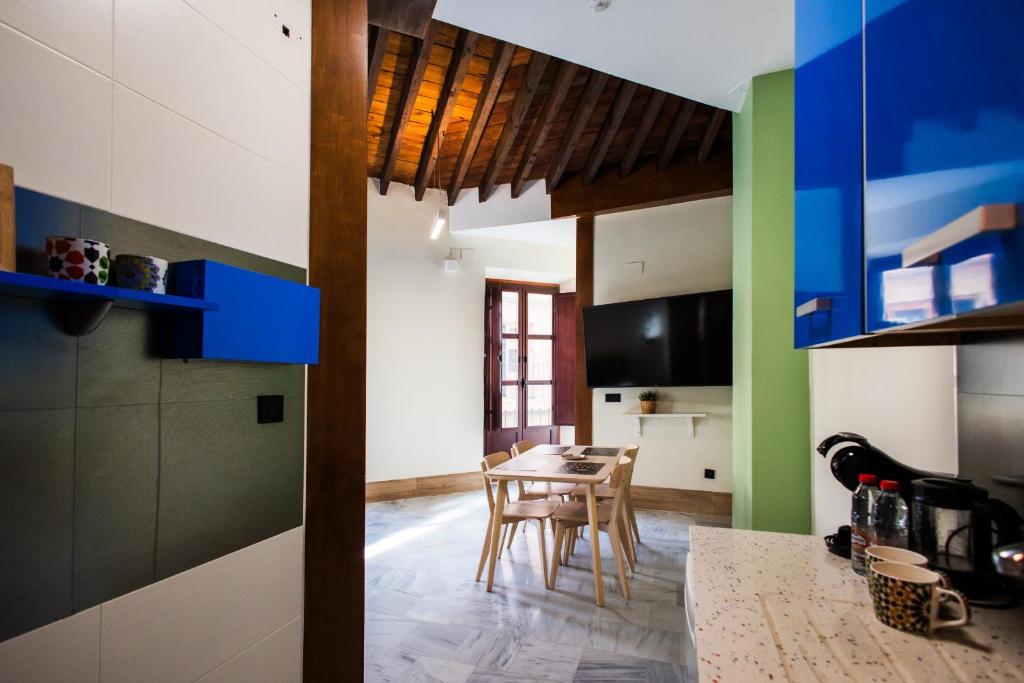 Televízia a/alebo spoločenská miestnosť v ubytovaní Apartamentos Reyes Católicos