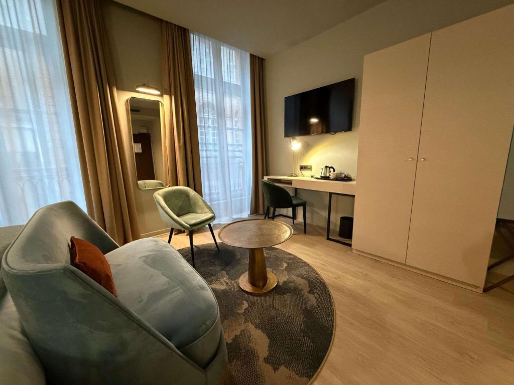 TV a/nebo společenská místnost v ubytování Hôtel Mercure Montauban