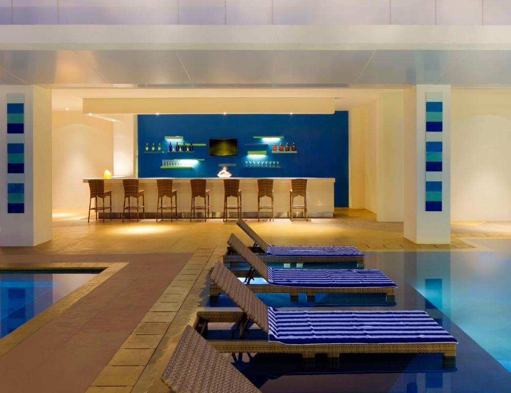 Bazén v ubytování Park Inn by Radisson Davao nebo v jeho okolí