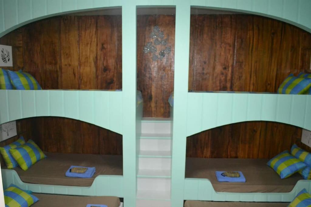 バギオにあるLE-ONIES's Blue Ginger Room at City Centerの木製の壁の部屋の写真2枚