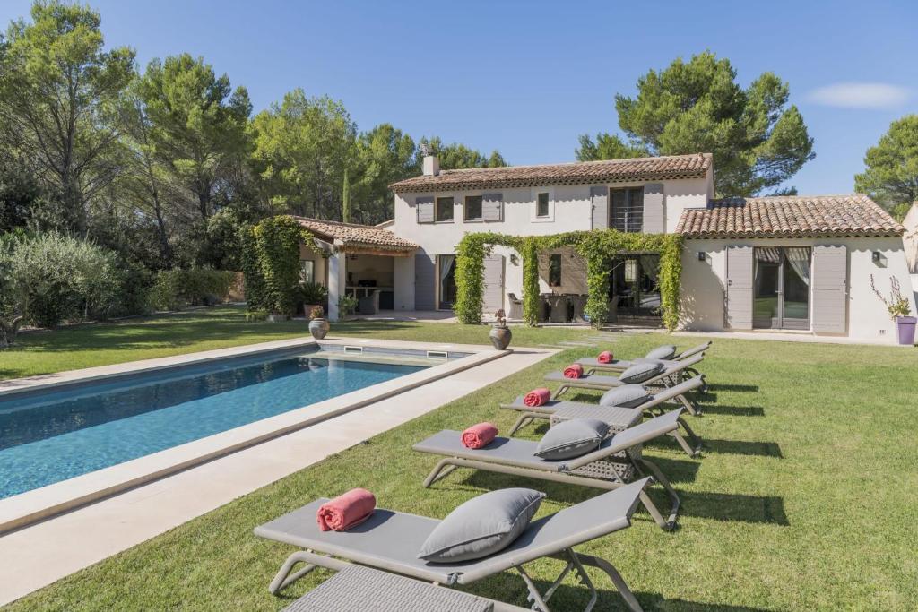 Πισίνα στο ή κοντά στο high standard provencal bastide with heated pool in lourmarin in the luberon, vaucluse. 10 people