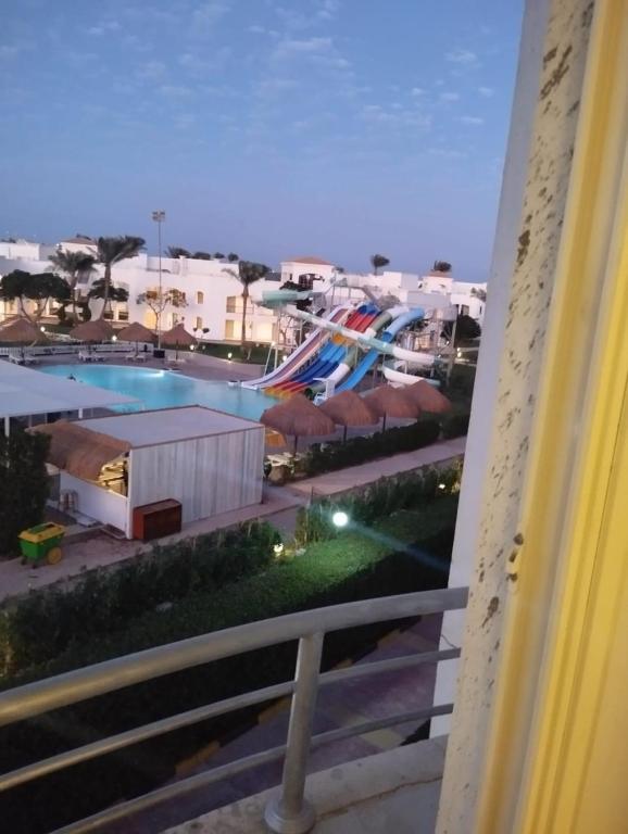 Bazén v ubytování Cecelia Beach Resort Furnished Chalets for Rent nebo v jeho okolí