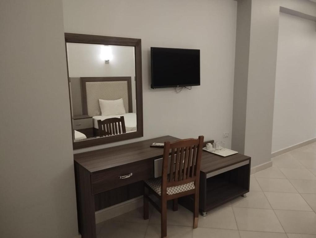 TV a/nebo společenská místnost v ubytování Cecelia Beach Resort Furnished Chalets for Rent