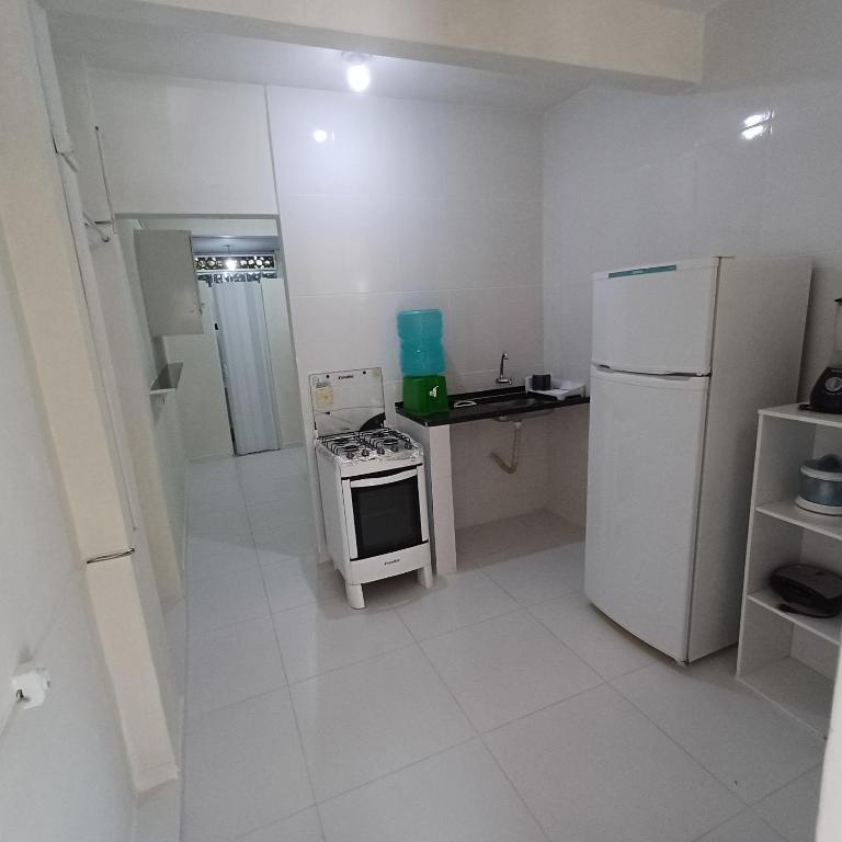 een kleine keuken met een fornuis en een koelkast bij Marreal in Arraial do Cabo