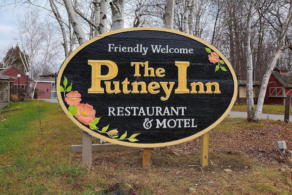un cartel para el restaurante y motel Riley inn en The Putney Inn, en Putney