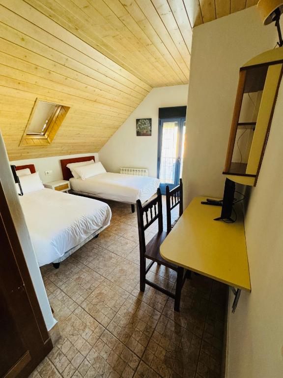 Postel nebo postele na pokoji v ubytování Hostal Nau Pradets