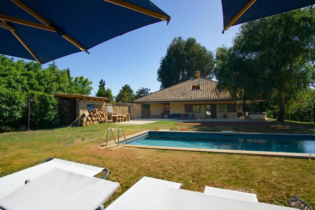 un cortile con piscina e una casa di Villa Le Fate - tra mare e lago a Sambuco