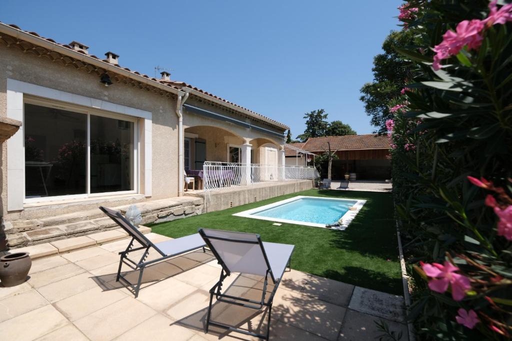 Πισίνα στο ή κοντά στο pretty detached house with swimming pool in the village of mouriès