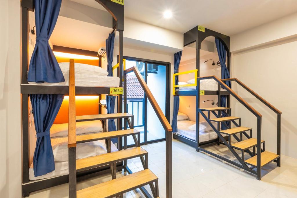 Palanda nebo palandy na pokoji v ubytování Mellow Poshtel - Kata Beach