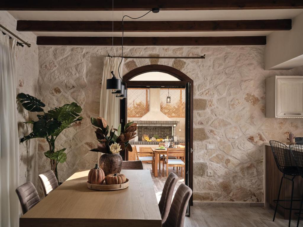 Fotografie z fotogalerie ubytování Casa Di Pietra, a Private Retreat with Heated Pool, By ThinkVilla v destinaci Gaïtánion