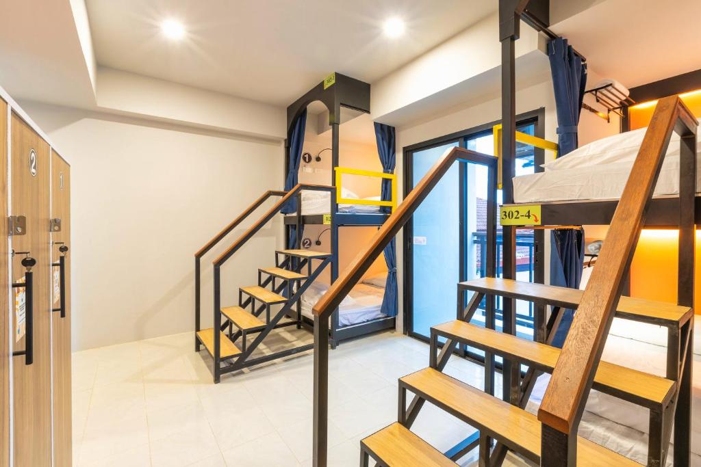 Palanda nebo palandy na pokoji v ubytování Mellow Poshtel - Kata Beach