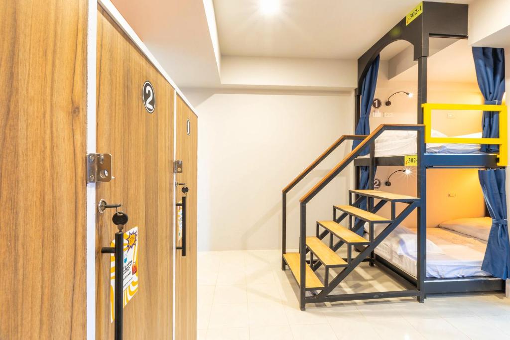Palanda nebo palandy na pokoji v ubytování Mellow Poshtel - Kata Beach