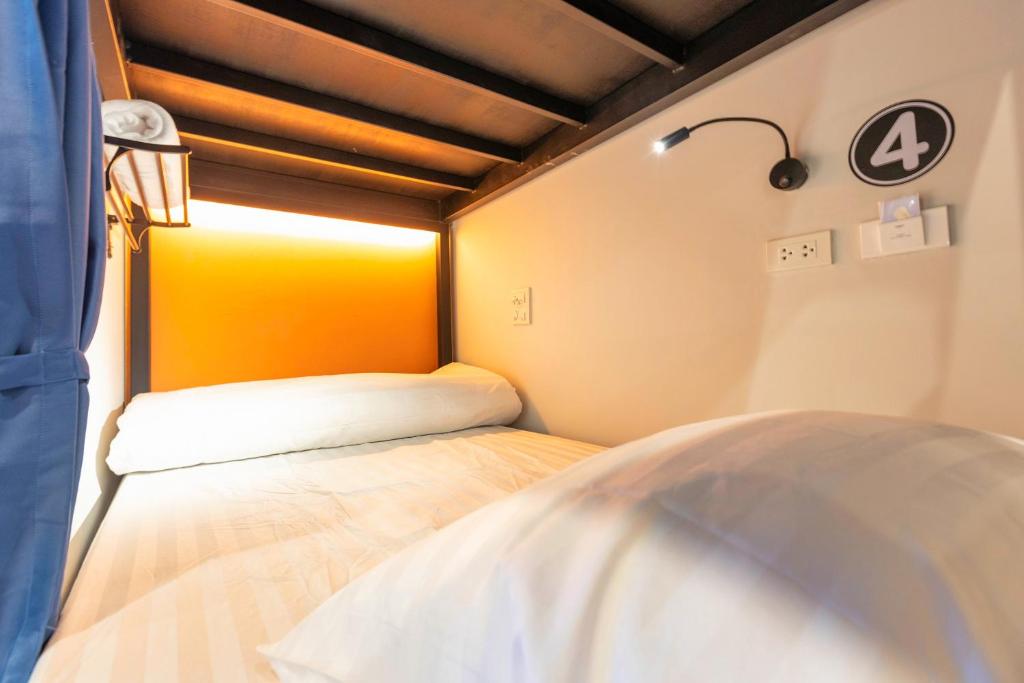 Postel nebo postele na pokoji v ubytování Mellow Poshtel - Kata Beach
