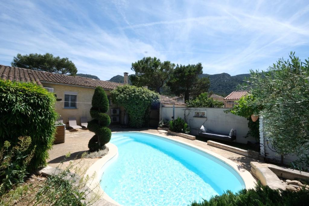 basen w ogrodzie domu w obiekcie Air-conditioned house with heated pool, Luberon, in Maubec – 6 people w mieście Maubec