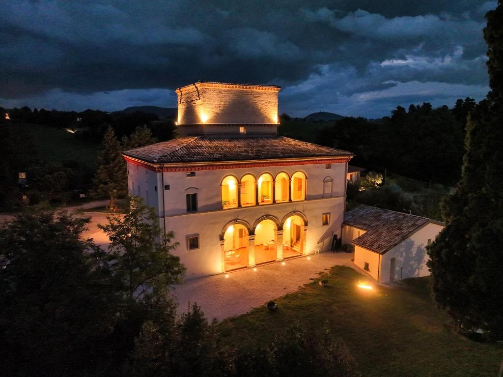 サン・セヴェリーノ・マルケにあるColombaia Anibaldi Roomsの夜にライトが点灯する大きな白い建物