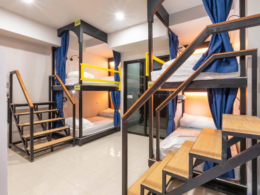 Postel nebo postele na pokoji v ubytování Mellow Poshtel - Kata Beach