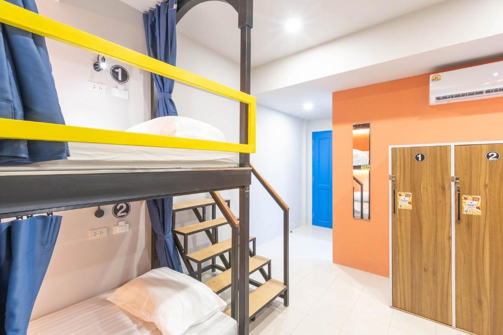 Postel nebo postele na pokoji v ubytování Mellow Poshtel - Kata Beach