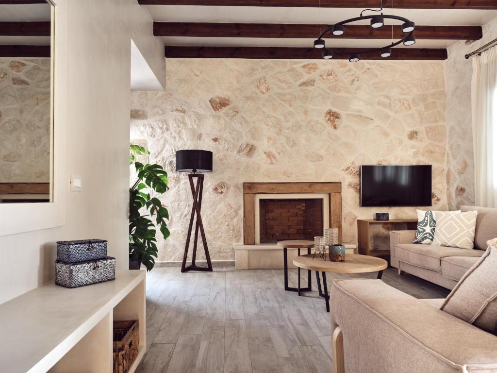TV a/nebo společenská místnost v ubytování Casa Di Pietra, a Private Retreat with Heated Pool, By ThinkVilla