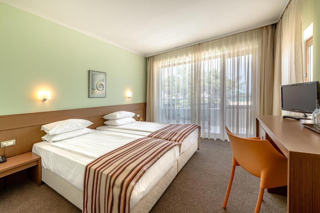 A television and/or entertainment centre at Jeravi Beach Hotel - All Inclusive