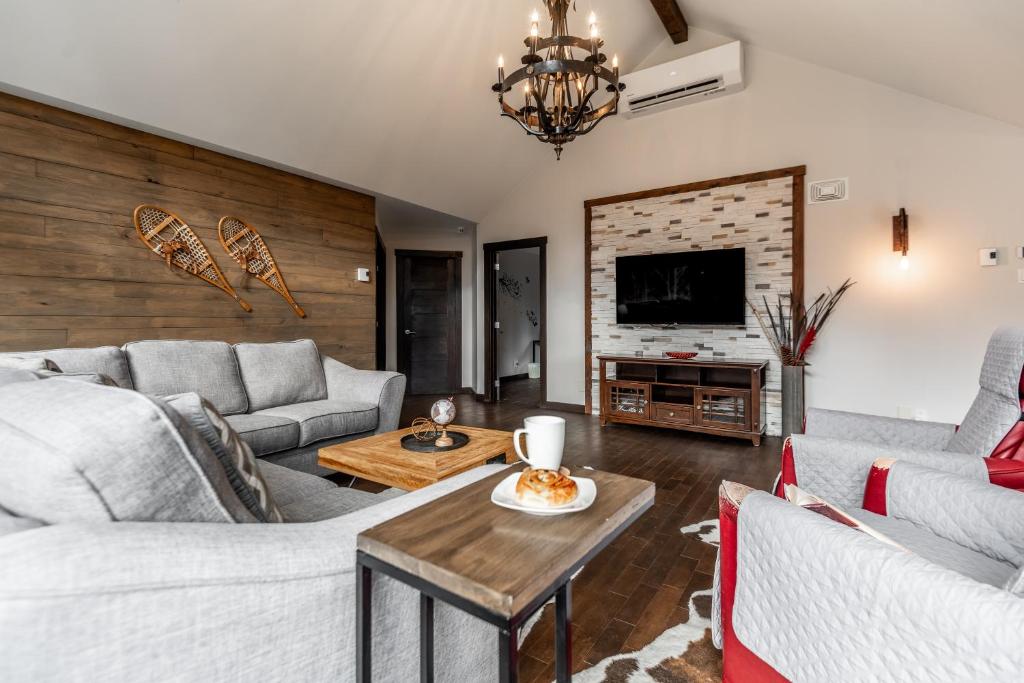 TV a/nebo společenská místnost v ubytování Chalet au Boisé