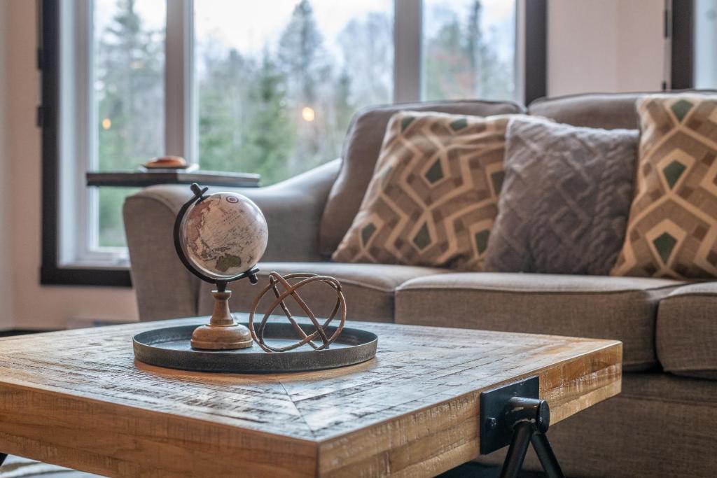 Posezení v ubytování Chalet au Boisé