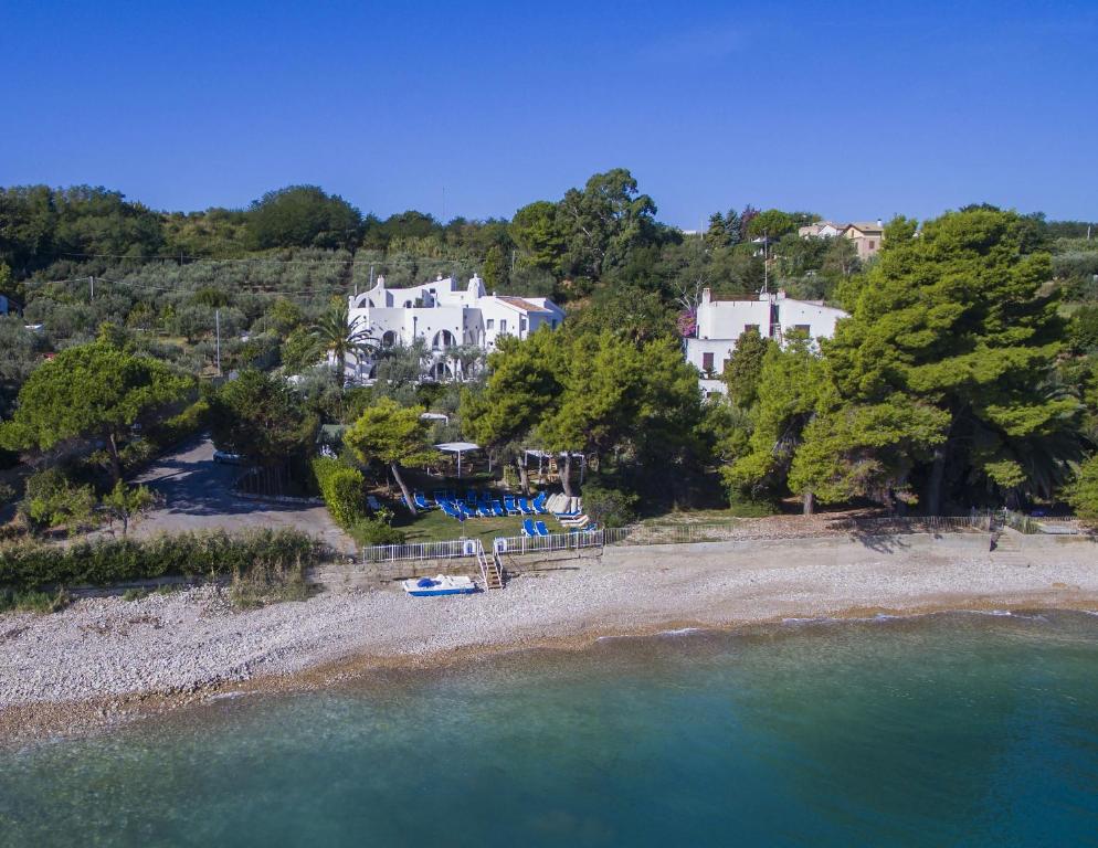 瓦斯托的住宿－Villa Vignola Hotel，享有海滩空中美景,设有房屋