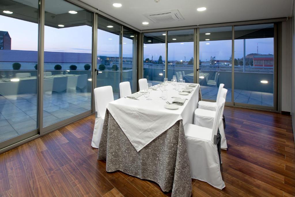 A restaurant or other place to eat at Hotel MasMonzon