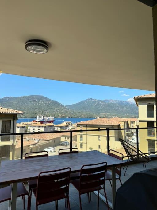 Cảnh núi rừng hoặc tầm nhìn ra núi từ căn hộ