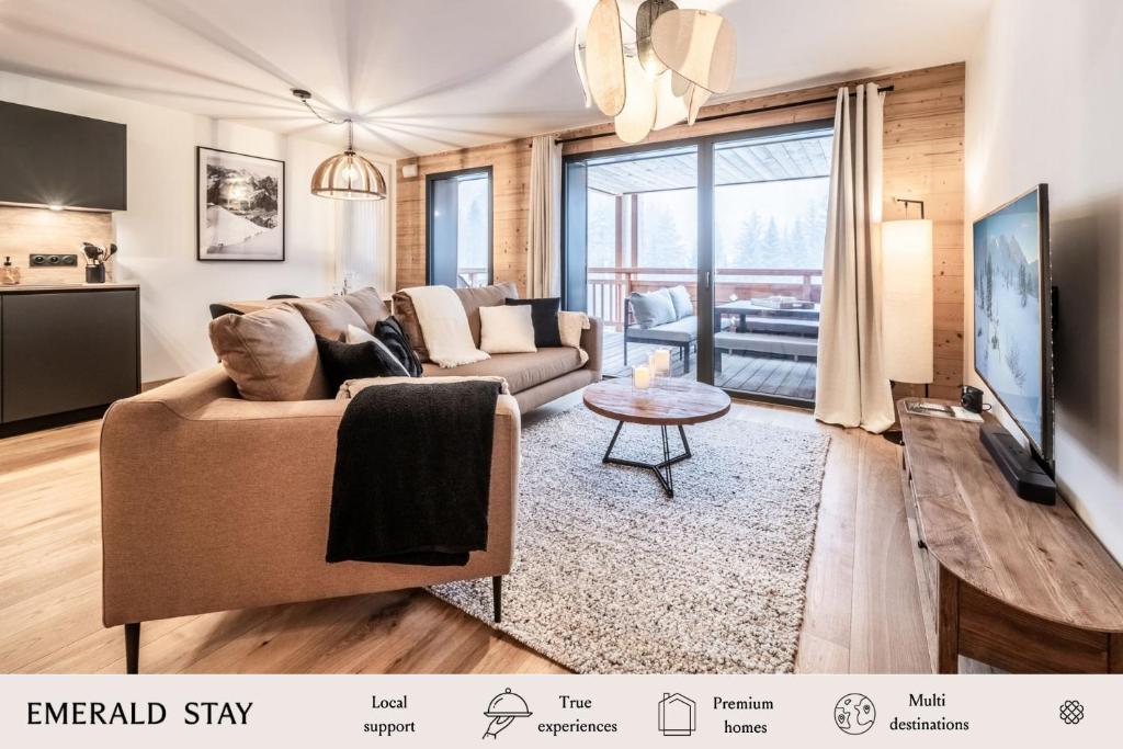 un salon avec un canapé et une table dans l'établissement Apartment Gentiana, Les Gets - by EMERALD STAY, aux Gets