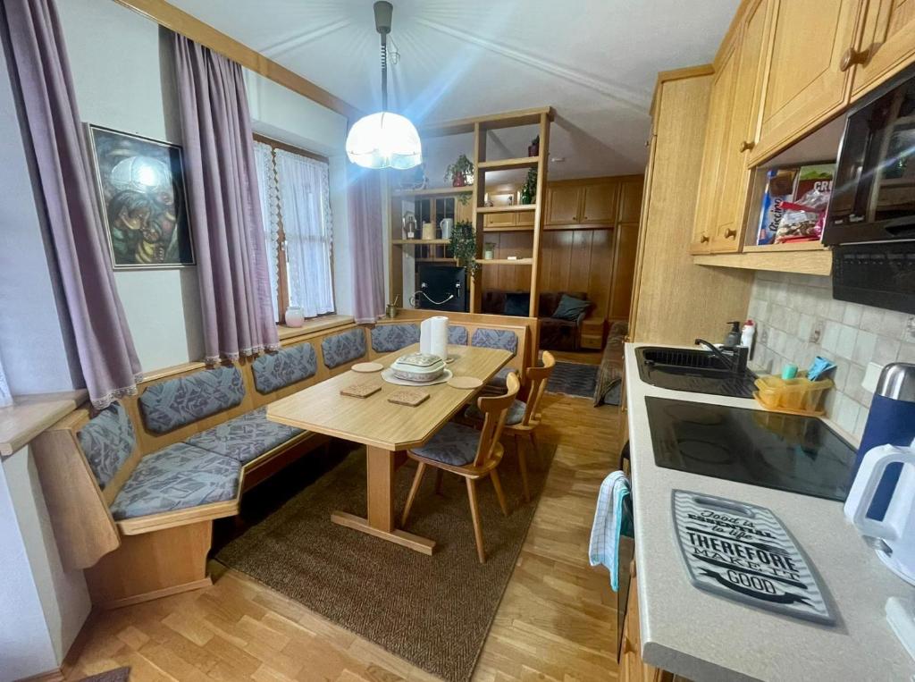 une cuisine et une salle à manger avec une table et des chaises dans l'établissement Barbara Snow - Sonnleitn - Nassfeld, à Hermagor