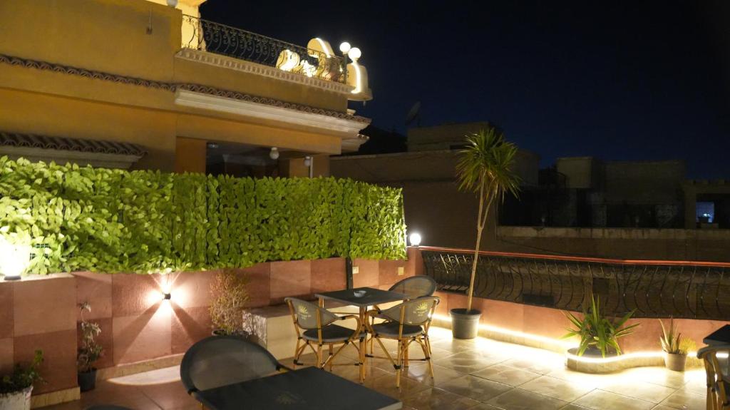 Een zitgedeelte bij Sol pyramids view Inn