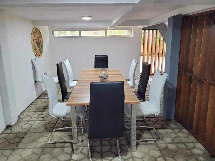 ein Esszimmer mit Tisch und Stühlen in der Unterkunft Résidence Angéline 4 studios in Yassa