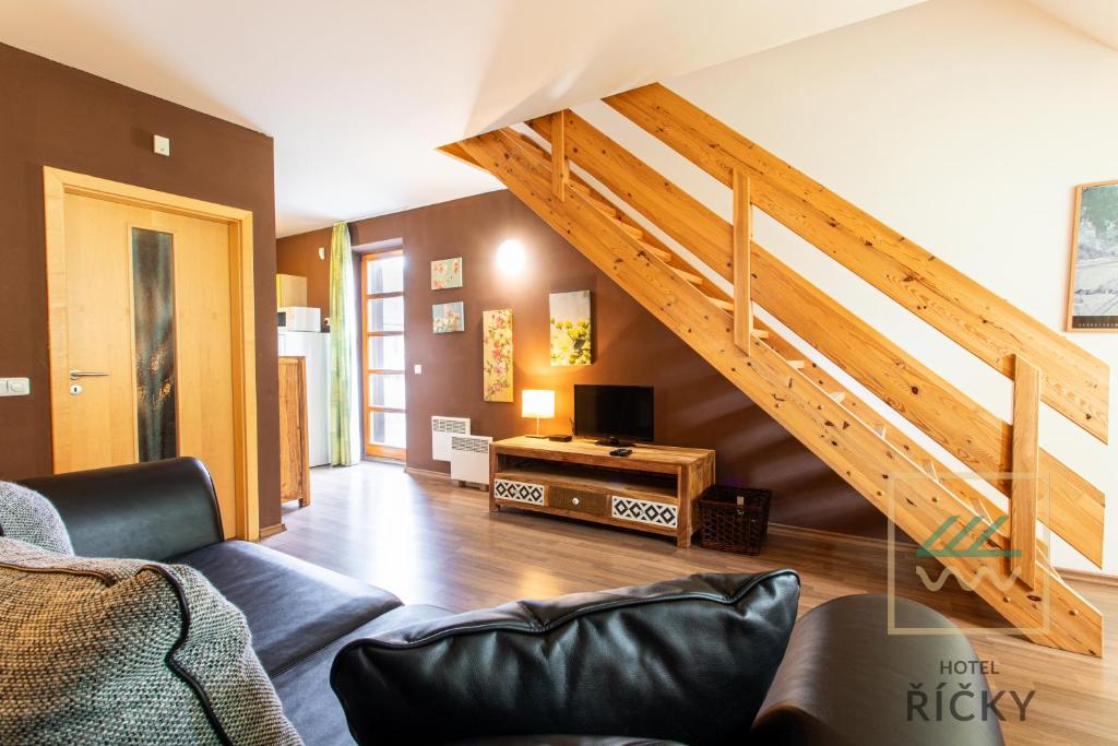 Część wypoczynkowa w obiekcie Apartmány pod Zakletým - Hotel Říčky