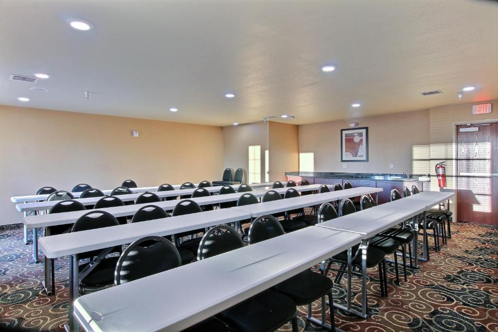 Cobblestone Hotel & Suites - McCook photo
