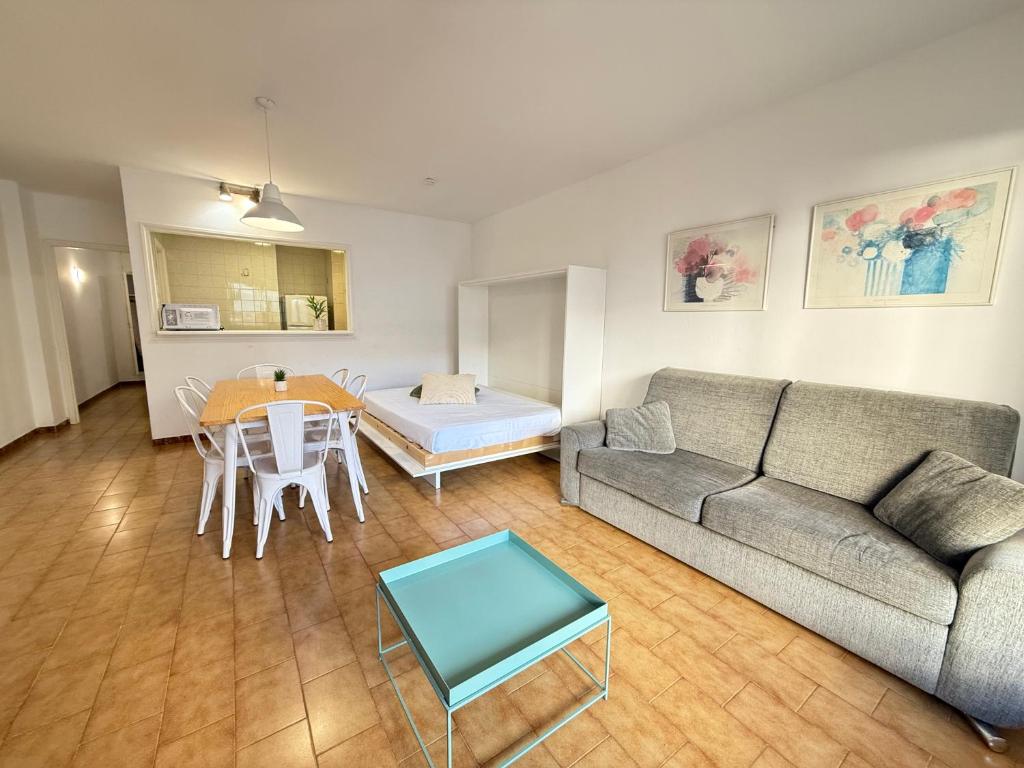 ein Wohnzimmer mit einer Couch und einem Tisch in der Unterkunft Agi Sant Jordi in Roses