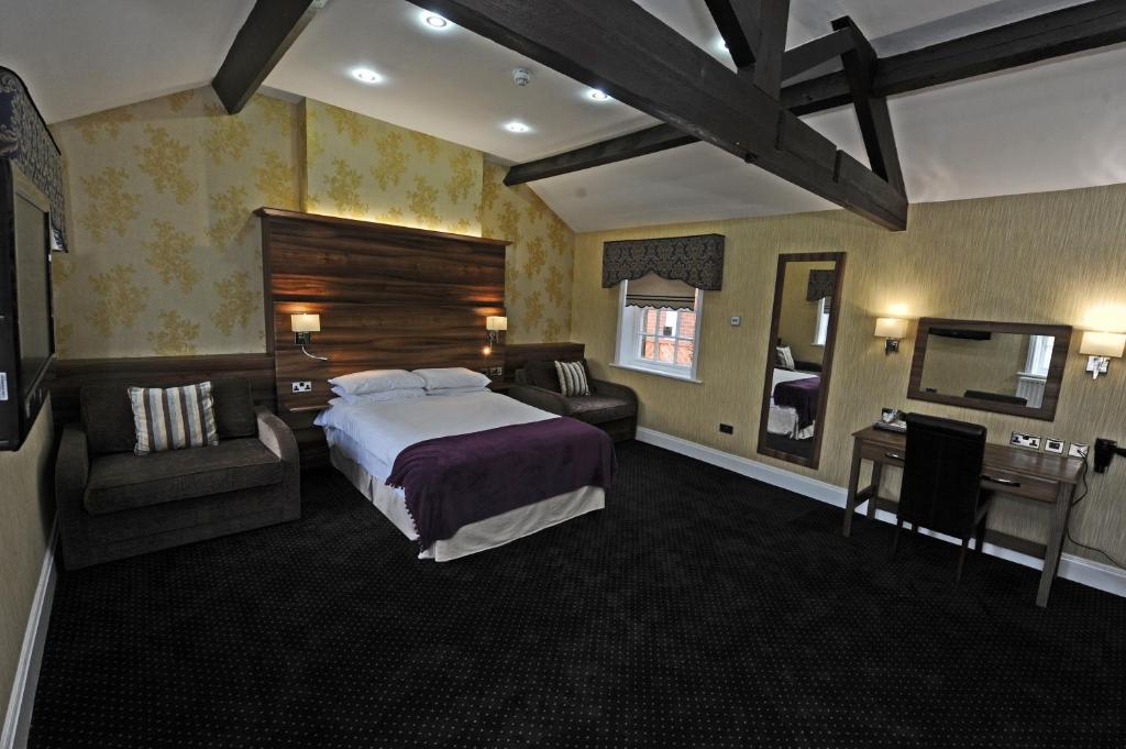 Postel nebo postele na pokoji v ubytování Kings Croft Hotel