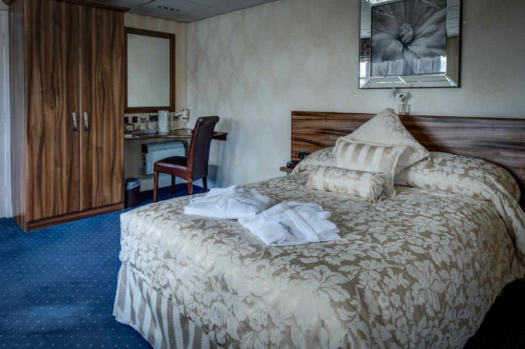 Postel nebo postele na pokoji v ubytování Kings Croft Hotel