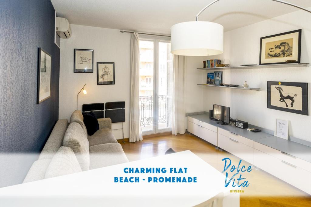 un salon avec un canapé et une table dans l'établissement Palais Magnan 4 Pers WiFi AC, à Nice