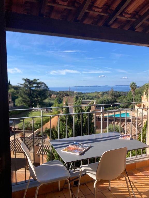 eine Terrasse mit Tisch und Stühlen auf einem Balkon in der Unterkunft Superbe appartement T1 duplex,vue mer in La Croix-Valmer