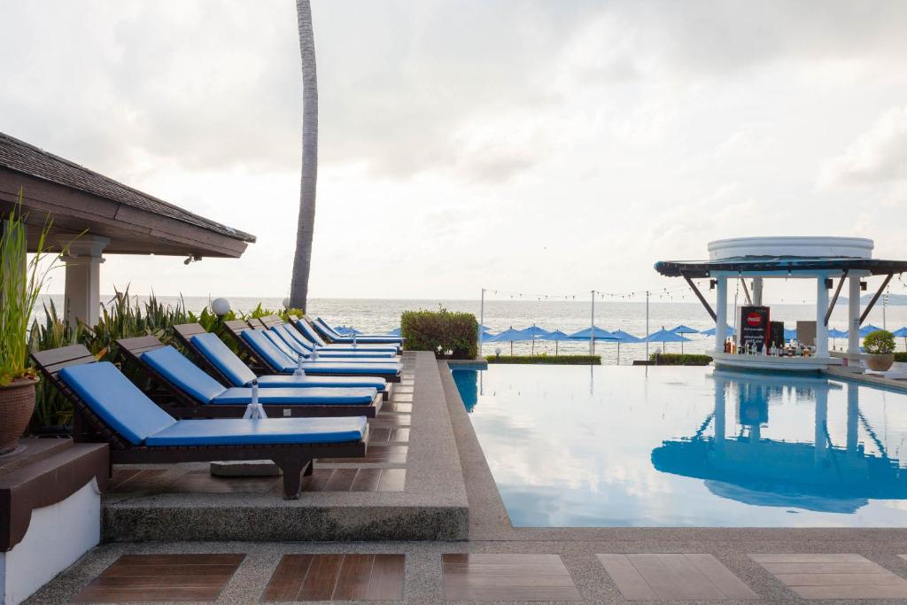 Bazén v ubytování Al's Resort nebo v jeho okolí
