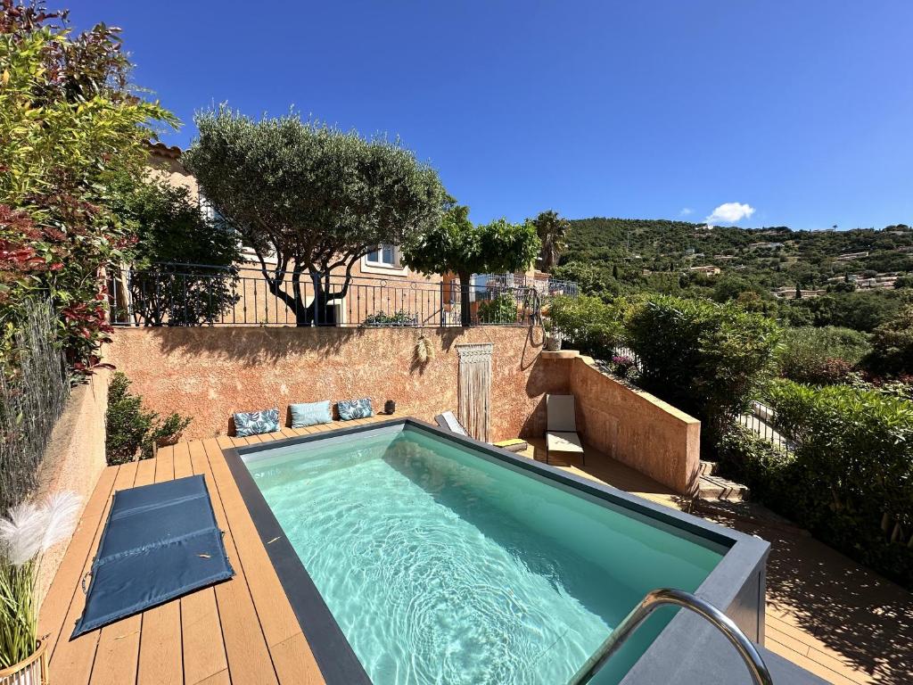 Photo de la galerie de l'établissement VILLA MARILOU climatisée pour 6 personnes avec piscine sur le Domaine de Valcros à la Londes-Les-Maures, à La Londe-les-Maures