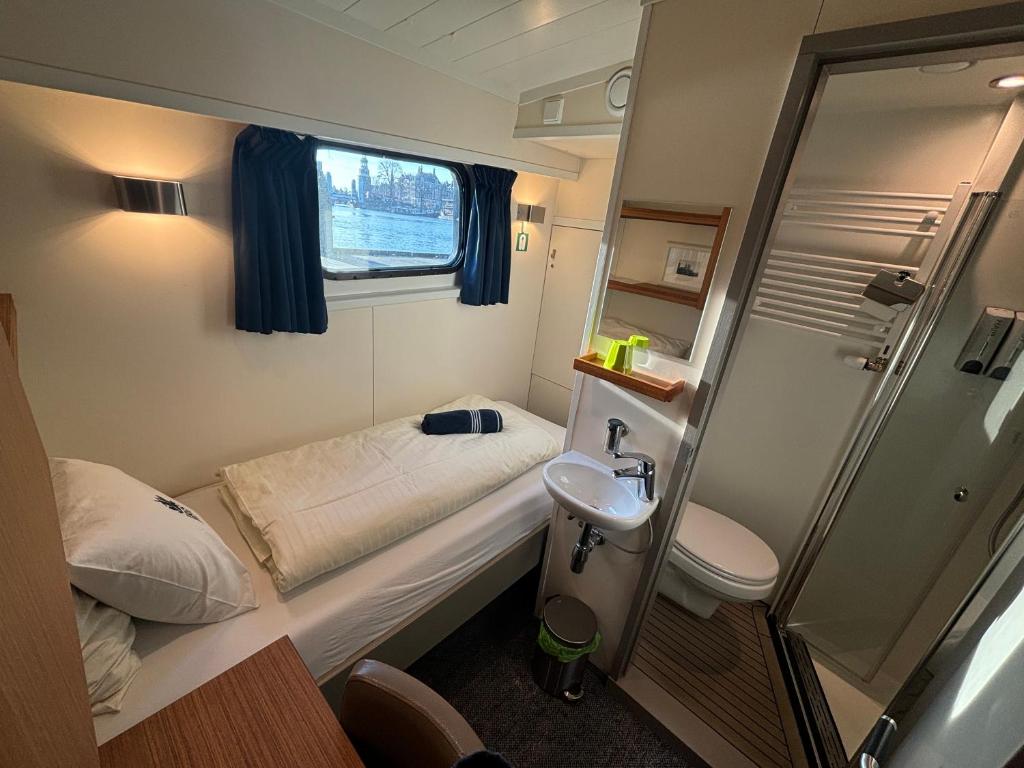 Koupelna v ubytování Hotelboat Iris