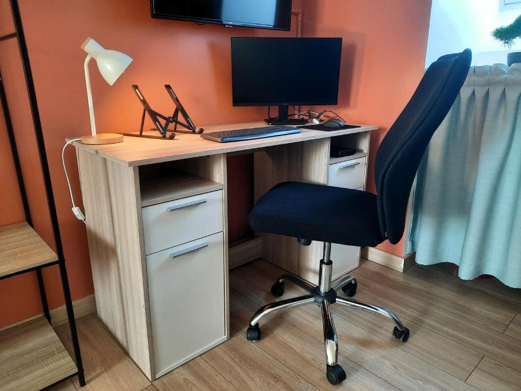 TV a/nebo společenská místnost v ubytování Le Nid des Pros', idéal télétravail, proche Compiègne