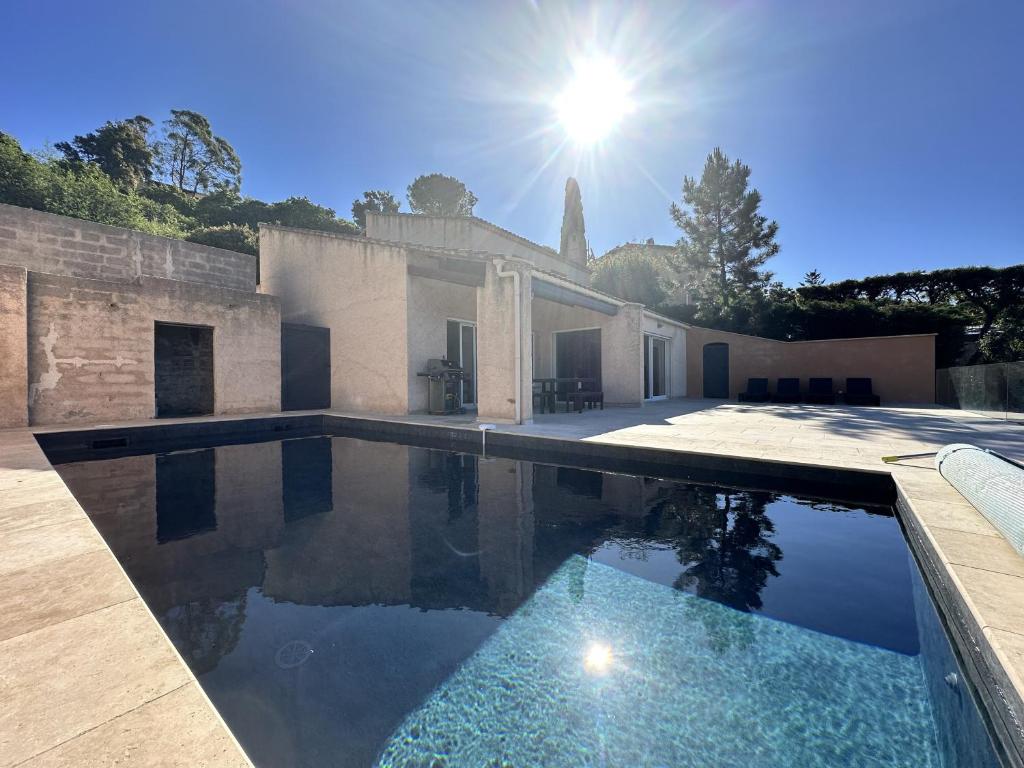 Πισίνα στο ή κοντά στο VILLA BOUGINVILLEES pour 12 personnes avec piscine chauffée et vue mer à La Londe-Les-Maures