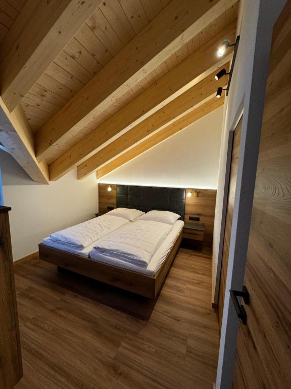 Ένα ή περισσότερα κρεβάτια σε δωμάτιο στο Hotel-Garni Versail
